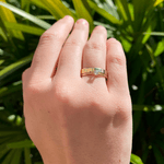 Par de Alianças Chanfradas em Ouro 18K + Anel Solitário