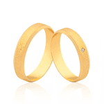 Par de Alianças de Ouro Chanfradas e Diamantadas em Ouro 18K | Com 1 Diamante