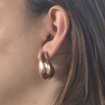 Brinco Gota Detalhada Banho de Ouro 18K