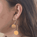 Brinco Fio com Círculos Foscos Banho de Ouro 18K