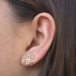 Brinco Flor Pétalas Vazadas com Zircônia Banho de Ouro 18K