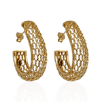 Brinco Meia Argola com Detalhes Vazados Banho de Ouro 18K