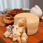 Queijo Artesanal Recheado com Avelã e Damasco 