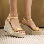 Anabela Maitê Dourada em Couro