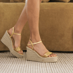 Anabela Maitê Dourada em Couro