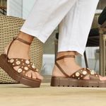 Sandália Flatform Couro Marrom e Pedrarias