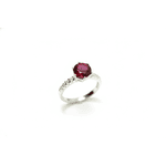 Anel Solitário com Pedra Grande e Zircônias no Aro em Prata 925