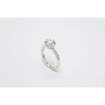 Anel Solitário com Pedra Grande e Zircônias no Aro em Prata 925