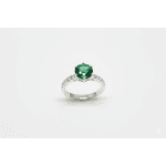 Anel Solitário com Pedra Grande e Zircônias no Aro em Prata 925