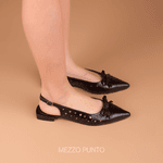 SAPATILHA PERFURADA EM COURO VERNIZ BATIDO PRETO