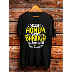Camiseta Unissex Frase Um homem sem Barriga - PRETO - QUEIMA DE ESTOQUE