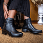 Bota Feminina Franshoes Melissa Cano Curto com Detalhes Metálicos Preto