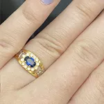 Anel de formatura em ouro 18 k com 2.5 gramas com 12 pedras com uma pedra oval safira sintética com dois símbolos em ouro branco