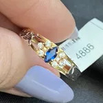 Anel de formatura em ouro 18k com 1,8 com seis pedras de zircônia com uma navete safira sintética com dois símbolos em ouro branco 