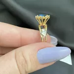 Anel de formatura em ouro 18k com 1,8 com seis pedras de zircônia com uma navete safira sintética com dois símbolos em ouro branco 