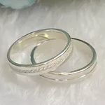 Aliança Prata 4mm Quadrada- Feminina cravejada em pedras - Masculina com uma caneleta lisa 