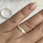 Aliança Prata 4mm Quadrada- Feminina cravejada em pedras - Masculina com uma caneleta lisa 
