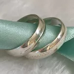 Aliança prata abaulada com 5 mm Feminina toda cravejada no meio Masculina canaleta no meio toda polida