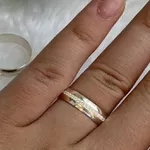 Aliança prata abaulada com 5 mm Feminina toda cravejada no meio Masculina canaleta no meio toda polida