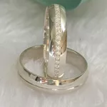 Aliança prata abaulada com 5 mm Feminina toda cravejada no meio Masculina canaleta no meio toda polida