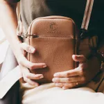 Shoulder Bag de couro Evoke Caramelo Grande