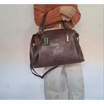Kit bolsa grande couro croco e carteira chocolate ref:DM-01BCR
