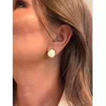 BRINCO ORGÂNICO P RESINADO NUDE BANHADO A OURO