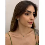 BRINCO GOTINHA ESMERALDA CRAVEJADA BANHADA A RÓDIO BRANCO 