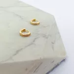 Brinco Mini Argolinha Trava Cravejada Folheado em Ouro 18k