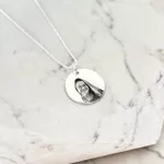 Colar Medalha M Personalizada Folheado em Prata 925