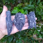 PEDRA BRUTA CIANITA PRETA M – VASSOURA DE BRUXA