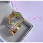 PAR DE ALIANÇAS COM FORRO DE PRATA 6'MM CRAVEJADA NO CANTO - COM ANEL SOLITÁRIO MINI LOVE ROSA BEBÊ 
