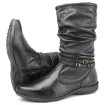 Bota Feminina Rasteira em Couro com Detalhes Enrugados