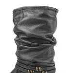 Bota Feminina Rasteira em Couro com Detalhes Enrugados