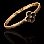 Bracelete Trevo Zamac Dourado Resina Preta