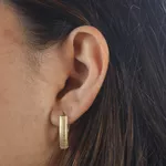 Brinco Argola em "V" Texturizada by Kumbayá Joias 