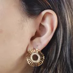 Brinco Redondo com Vazados e Zircônias Banho de Ouro 18K