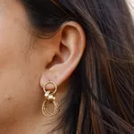 Brinco Elos Entrelaçados Texturizados Semijoia Banho de Ouro 18K