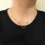 Colar Elo Fígaro Com Mini Corações e Pontos De Luz e Pingente Coração Vazado By Kumbayá Joias