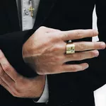 Anel em Ouro Branco e Amarelo 18k Cristo Crucificado