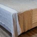 Manta Casal Multiuso Força do Querer p/ Cama, Sofá - Bege com Caramelo