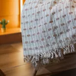 Manta Casal Multiuso Força do Querer p/ Cama, Sofá - Bege com Caramelo