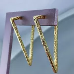 Brinco Triângulo com Textura Semijoia Banhada a Ouro 18k