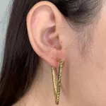 Brinco Triângulo com Textura Semijoia Banhada a Ouro 18k