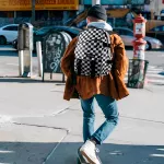 Mochila Média Quadriculada Estilo Escolar Juvenil Moderno Bolso Antifurto Quadriculada Branco e Preto