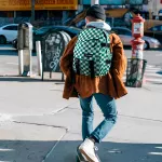 Mochila Média Quadriculada Estilo Escolar Juvenil Moderno Bolso Antifurto Verde e Branca