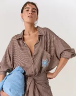 CAMISA LISTRADA MARROM BORDADA GABI 