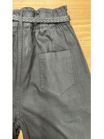 Calça Cenoura com Cinto Trançado Preta 