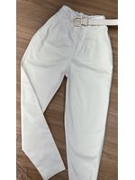 Calça Cenoura Off White com Cinto