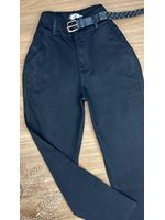 Calça Cenoura com Cinto Detalhado Preta
